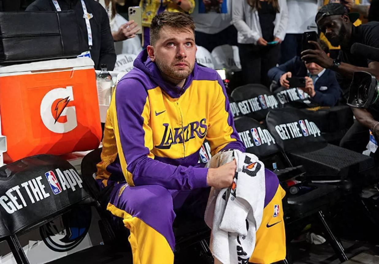 爱游戏-东契奇回归赛场，连败首场状态亮眼，DWG观众沸腾！的简单介绍